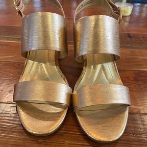 Gold ladies block-heal sandal. SZ 9.5. Beautiful buckle closure